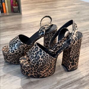 La Moda Animal Print Platform Sandals SZ 7M